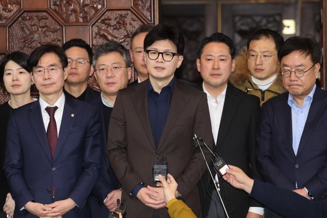 ◆…국민의힘 한동훈 대표가 4일 새벽 국회에서 윤석열 대통령의 비상계엄 해제 담화와 관련해 입장발표를 하고 있다. 2024.12.4 [사진=연합뉴스]