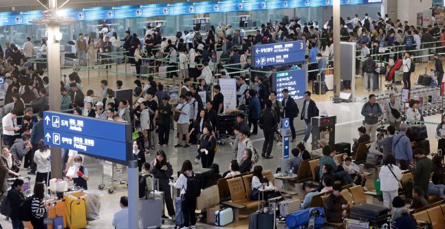 ◆…5월 황금연휴를 앞둔 1일 인천국제공항 제1여객터미널 출국장이 승객들로 북적이고 있다 [사진=연합뉴스]