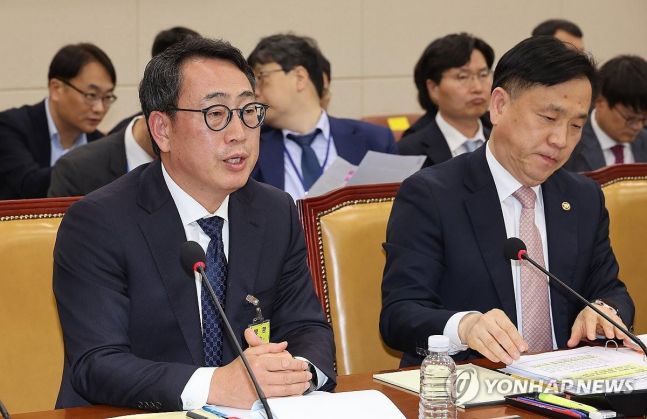 ◆…8일 국회 과학기술정보방송통신위원회 전체회의에서 열린 SK텔레콤 유심 해킹 사건 청문회에서 유영상 SK텔레콤 대표이사가 의원 질의에 답하고 있다.2025.5.8 사진=연합뉴스