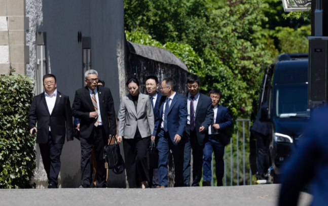 ◆…미·중 무역 협상에 참석하는 중국 대표단.사진=로이터통신