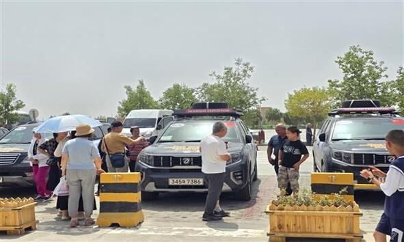 ◆…휴게소에서 위구르인들이 자동차 여행에 관심을 보이고 있다.[사진=필자 제공]