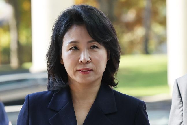 ◆…공직선거법 위반 혐의로 불구속기소 된 더불어민주당 이재명 대표의 배우자 김혜경 씨가 24일 오전 경기도 수원시 영통구 수원지방법원에서 열리는 공판에 출석하고 있다.[사진=연합뉴스]