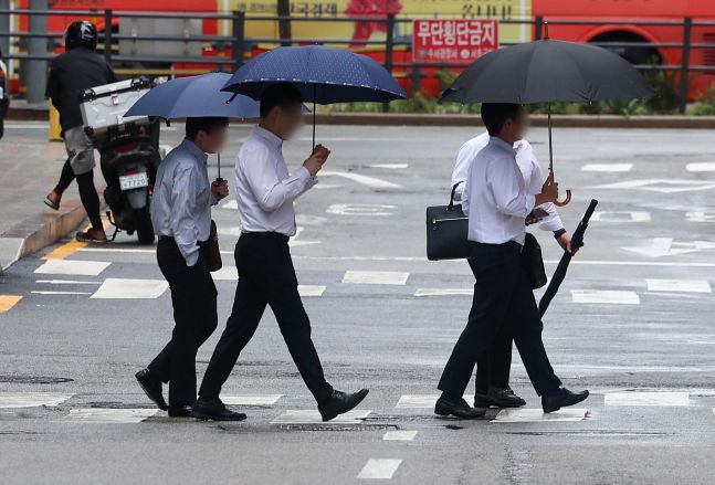 ◆…서울 서초구 강남역 인근에서 직장인들이 이동하고 있다 [사진=연합뉴스]