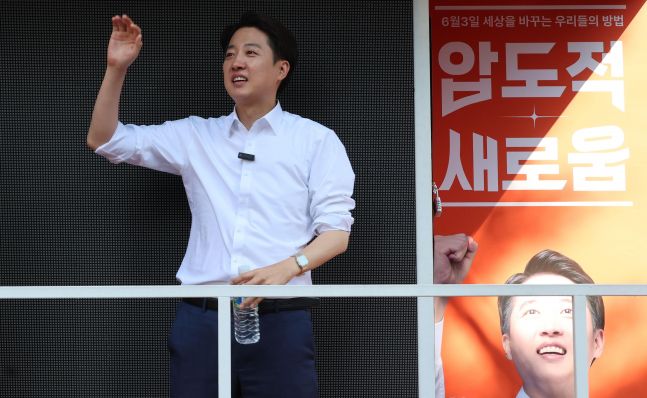 ◆…개혁신당 이준석 대선후보가 25일 서울 종로구 종묘 인근 서순라길에서 거리 유세를 하고 있다. [사진=연합뉴스]