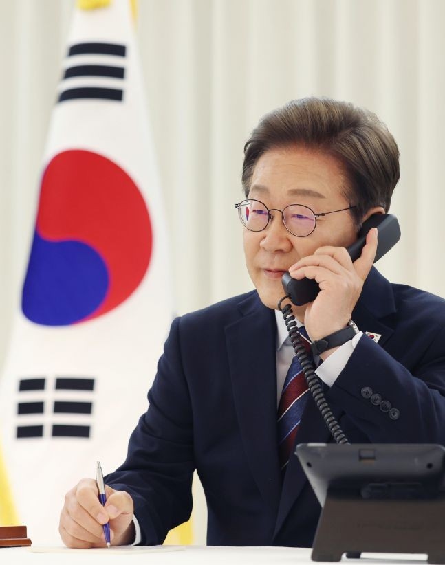李-<b>트럼프</b> 첫 <b>통화</b>…"한미 간 관세, 조속한 합의 노력하기로"