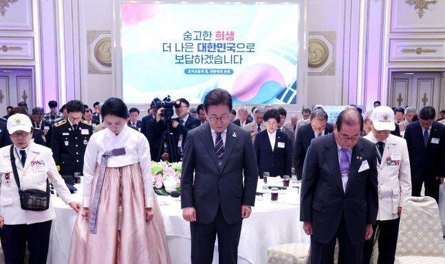 李<b>대통령</b>, <b>보훈</b>도 '국민통합'...6·25, 5·18, 천안함 한 자리에