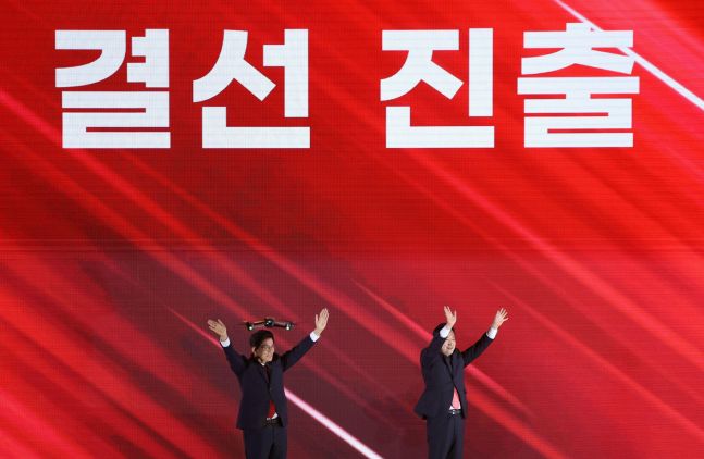 ◆…22일 충북 청주시 흥덕구 청주오스코에서 열린 국민의힘 제6차 전당대회에서 결선에 진출한 김문수, 장동혁 당 대표 후보가 손을 흔들고 있다. 이날 국민의힘 당 대표 선거는 4명의 후보가 모두 과반 득표에 실패해