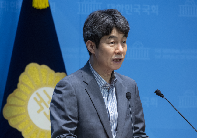 <b>국정원</b>, 비상계엄 동조했나...윤건영 "<b>계엄사</b> 80여명 <b>파견</b> 문서 작성"