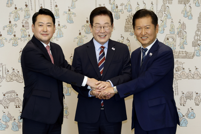 李대통령, 정청래에게 "與가 더 내줘라"...장동혁 "이게 <b>협치</b>의 모습"