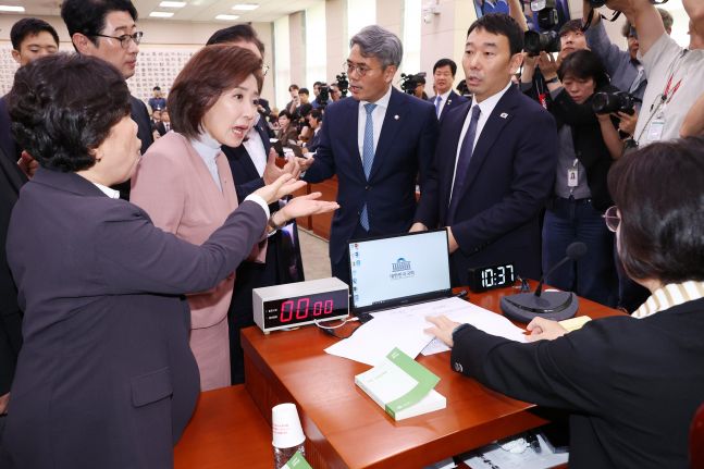 ◆…22일 서울 여의도 국회 법제사법위원회에서 열린 '건진법사 관봉권 띠지' 분실 관련 검찰개혁 입법청문회에서 국민의힘 나경원 의원 등 위원들이 추미애 위원장의 질서유지권 발동 등
