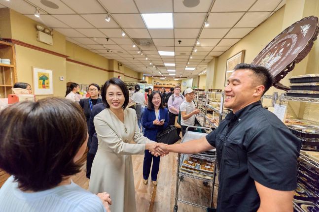 ◆…이재명 대통령과 함께 미국 뉴욕을 방문한 김혜경 여사가 23일(현지시간) 코리아타운의 한 반찬가게를 방문해 현지 교민과 인사를 나누고 있다. [사진=대통령실 제공]