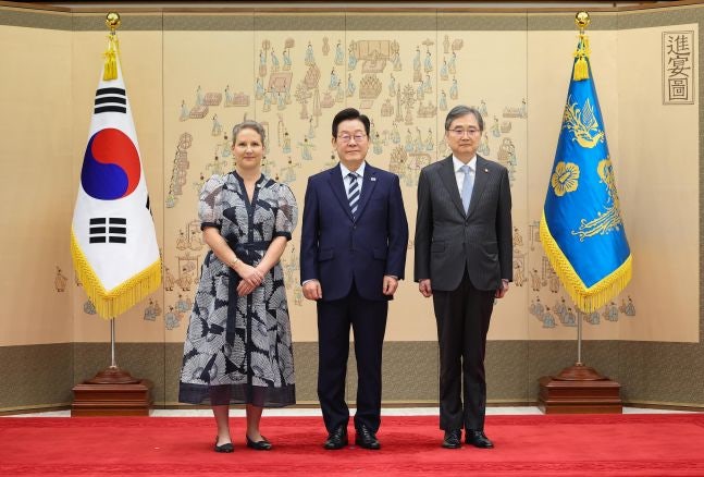 李<b>대통령</b>, 신임 주한대사 7명 <b>신임장</b> "양국 국민 가교역할" 당부