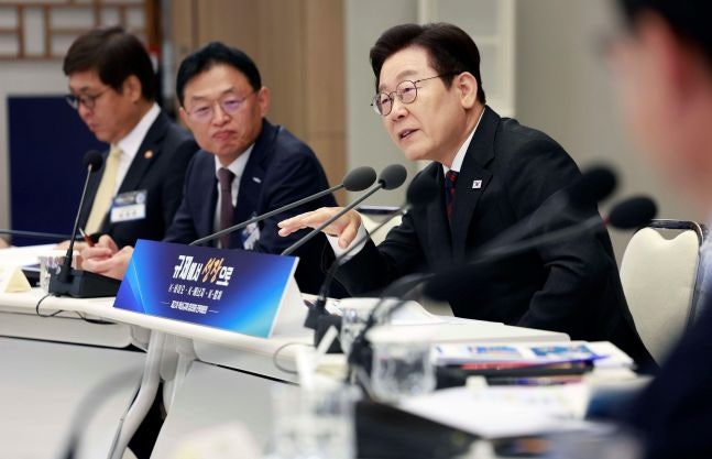 이 대통령, '<b>규제</b>에서 성장으로' 패러다임 전환 강조