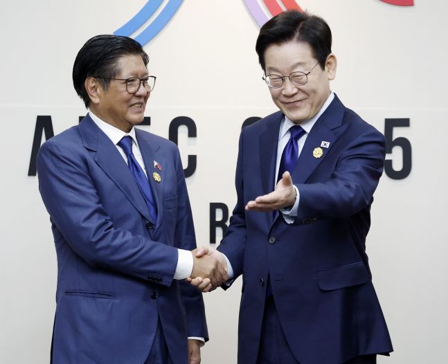 ◆…이재명 대통령이 31일 APEC 정상회의장인 경북 경주화백컨벤션센터에서 열린 페르디난드 마르코스 필리핀 대통령과의 정상회담에서 기념 촬영 후 자리를 안내하고 있다. [사진=연합