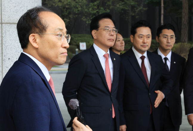 ◆…국민의힘 추경호 전 원내대표가 10월 31일 서울 서초구 서울고검에 마련된 조은석 내란특별검사팀 사무실에서 조사를 마치고 장동혁 대표, 송언석 원내대표 등의 마중을 받으며 나와