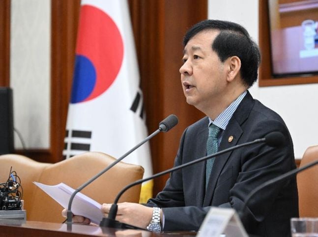 정부 “원화 약세 기대 고착화 우려, <b>환율</b> 안정 방안 마련할 것”