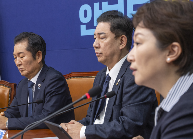 <b>민주당</b> '<b>1인1표제</b>', 당내 파열음에 최종 결정 일주일 미뤄