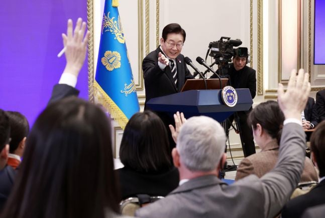 李<b>대통령</b> "韓 <b>상속세</b>제, 불합리한 측면 있어...<b>고민</b>해보겠다"