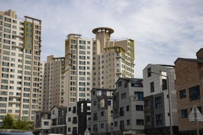 ◆…한국은행이 10일 발표한 '2025년 11월중 금융시장 동향'에 의하면 주택금융공사 정책모기지 양도분 및 주택도시기금 이차보전 방식 정책대출을 포함한 11월 은행 가계대출은 전월에 비해 증가규모가 축소됐다.사진