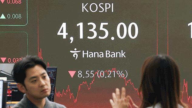 ◆…코스피가 10일,유독 불확실성이 크게 부갇되는 12월 FOMC 경계감에 혼조세를 보이며 하락 마감했다.[사진=연합뉴스]