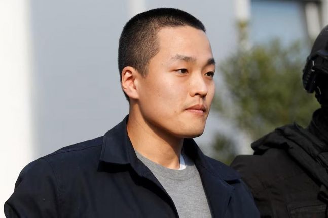 ◆…2024년 3월 23일(현지시간) 몬테네그로 수도 포드고리차에서 경찰관들이 테라폼랩스의 공동 창립자 권도형 씨를 호송하고 있다.<사진 로이터>