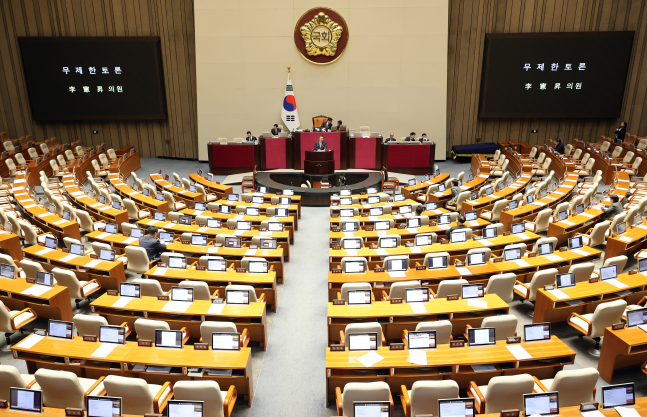 형소법 <b>개정안</b> 국회 통과...국힘, '가산금리 인하' <b>은행법</b> 필버 개시
