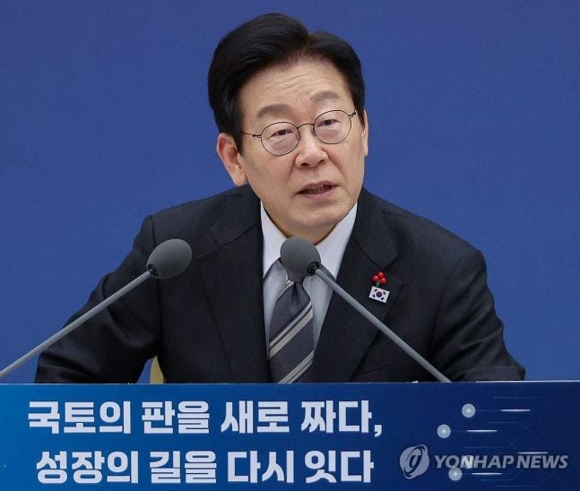 李대통령 "<b>공공임대</b> 왜 구석에 짓나…<b>역세권</b>·중형 평수로 바꿔야"