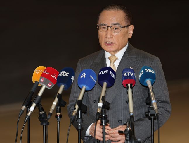 ◆…위성락 국가안보실장이 한미 정상회담 후속 조치 방안 논의를 위해 16일 인천국제공항 2터미널을 통해 미국으로 출국하며 취재진 질문에 답하고 있다.[사진=연합뉴스]