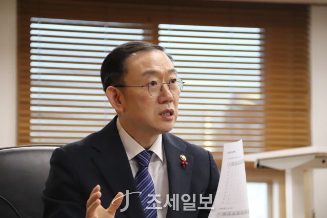 ◆ 지난 12일 조세일보와 인터뷰를 하고 있는 이명구 관세청장.