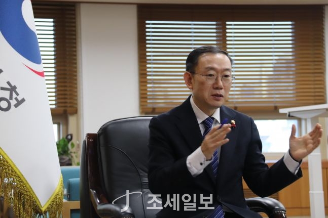 ◆ 지난 12일 조세일보와 신년 인터뷰를 하고 있는 이명구 관세청장.