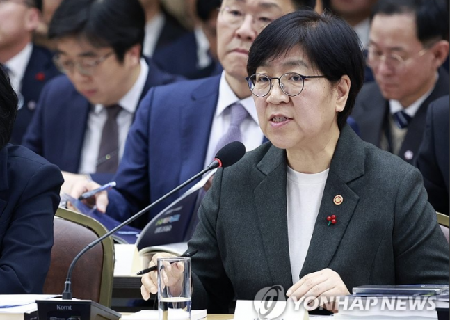 ◆…정은경 복지부 장관이 16일 정부세종컨벤션센터에서 이재명 대통령에게 보건복지부 업무보고를 하고 있다.2025-12-16 사진=연합뉴스