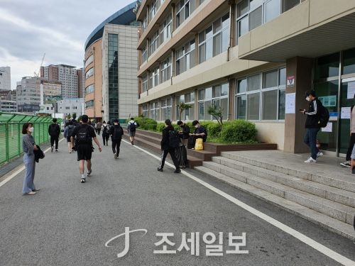 ◆ 세무사 1차 시험을 치룬 수험생들이 고사장을 빠져나오고 있는 모습.