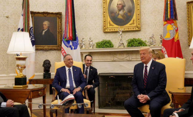 ◆…도널드 트럼프 미국 대통령이 2020년 8월 20일 미국 워싱턴 백악관 집무실에서 무스타파 알카디미 당시 이라크 총리와 회담하고 있다.사진=로이터통신