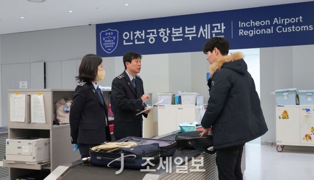 ◆ 고액체납자 검사장면 촬영이 제한돼, 직접 체납자인척 여행자휴대품 검사를 받아봤다(인천공항세관 제공).