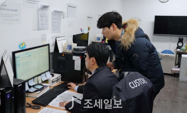 ◆ 지난 21일 오전, 입국하는 고액·상습체납자 비행기 입국편을 살펴보고 있는 모습(인천공항세관 제공).