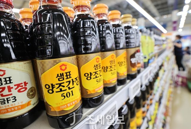◆…샘표식품의 대표 상품인 양조간장이 진열되어 있다. 사진=연합뉴스 제공