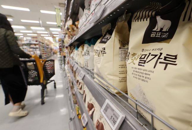 ◆…서울 한 대형마트에 진열된 밀가루 제품. 사진=연합뉴스