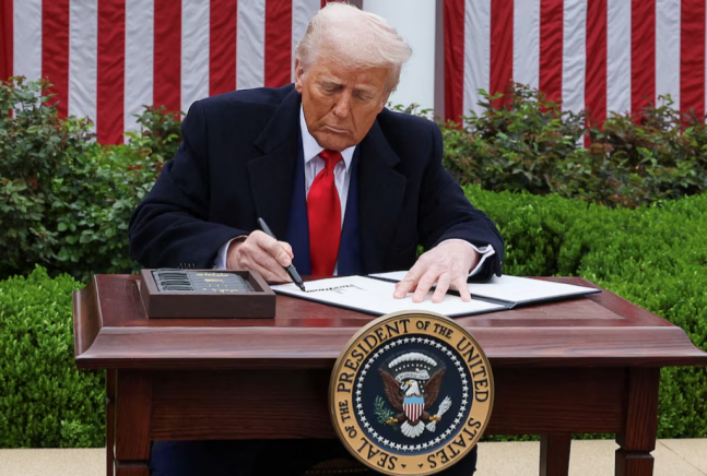 ◆…도널드 트럼프 대통령이 백악관 로즈가든에서 관세 관련 행정명령에 서명하고 있다. 사진=로이터통신