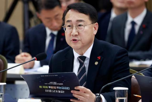 ◆…김인호 산림청장이 지난해 12월 11일 세종시 정부세종컨벤션센터에서 진행된 업무 보고에서 이재명 대통령에게 산림청 업무를 보고하고 있다. 사진=연합뉴스