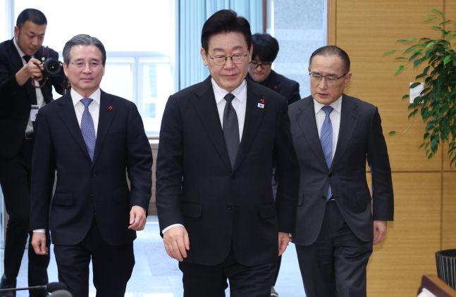 ◆…이재명 대통령이 1월 29일 청와대에서 김용범 정책실장, 위성락 국가안보실장과 수석보좌관회의에 입장하고 있다. [사진=연합뉴스]