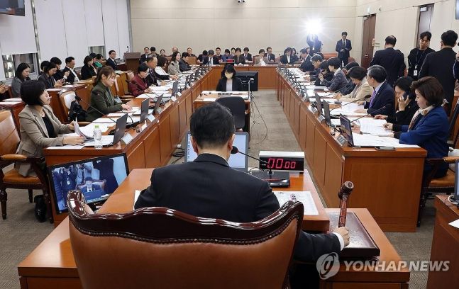 ◆…국회 보건복지위원회 박주민 위원장이 13일 국회에서 열린 보건복지위원회 제2차 전체 회의에서 안건을 상정하고 있다.2026.3.13 사진=연합뉴스