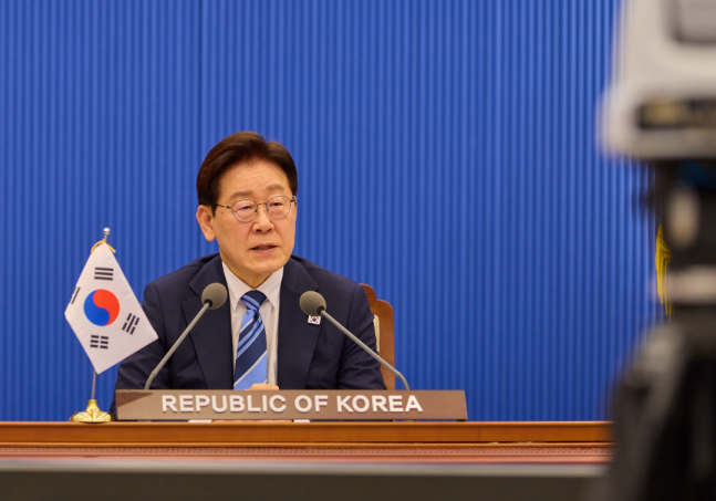 ◆…이재명 대통령이 17일 청와대에서 프랑스·영국이 주도하는 호르무즈 해협 자유 항행에 관한 화상 정상회의에 참여 하고 있다. 사진=청와대 제공