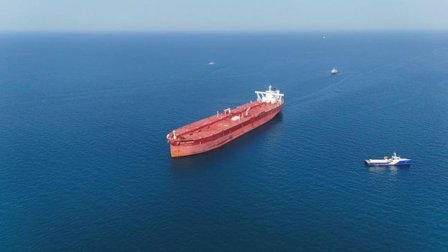 ◆…호르무즈 해역 안의 유조선[사진=연합뉴스/로이터]