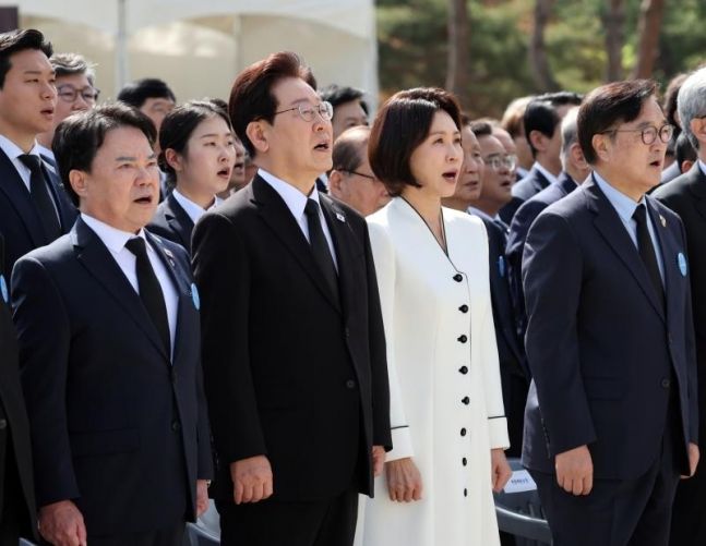 ◆…이재명 대통령과 김혜경 여사가 19일 서울 강북구 국립 4·19민주묘지에서 열린 4·19혁명 기념식에서 애국가를 부르고 있다. 사진=연합뉴스
