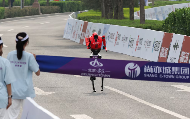 ◆…중국 베이징에서 열린 '제2회 휴머노이드 로봇 하프 마라톤' 대회에서 아너의 '샨뎬'이 결승선을 향해 힘차게 달려오고 있다. 사진=로이터통신