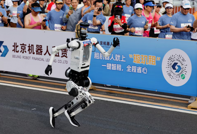 ◆…중국 베이징에서 열린 '제2회 휴머노이드 로봇 하프 마라톤' 대회에서 '톈궁 울트라 2026' 휴머노이드 로봇이 코스를 달리고 있다. 사진=로이터통신