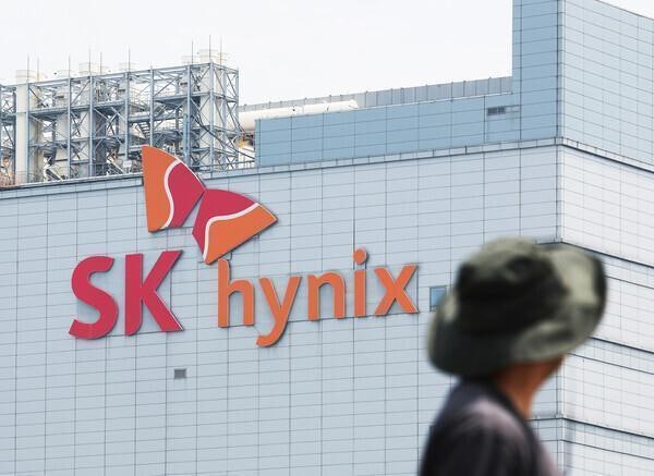 [속보] SK하이닉스 <b>청주공장</b> 화재..."<b>불화수소 누출</b> 6명 부상"