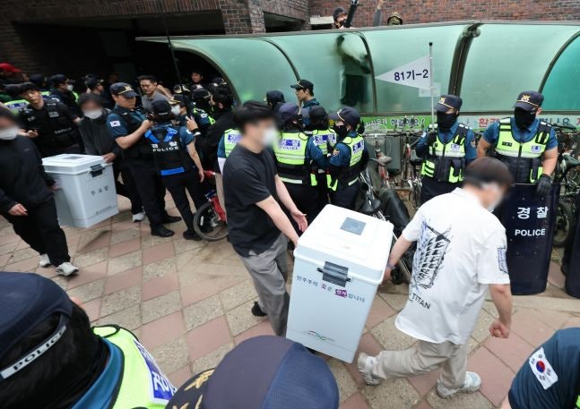 "투표용지 추가한 투표소 더 늘어, 전국 140곳...26곳은 투표 멈춰"