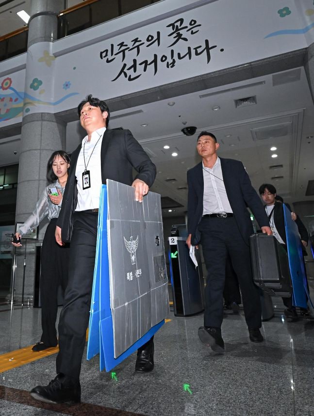 검·경 합수본, 13시간 선관위 압수수색…"진상 엄정히 규명할 것"