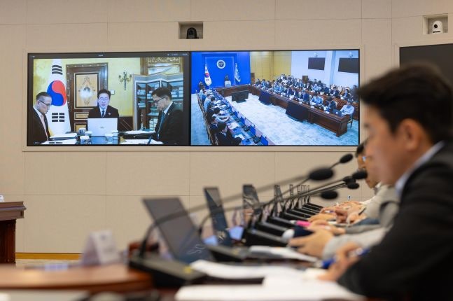 이 대통령 '유럽 순방 중 '화상 수보회의' 주재'…선관부실 관리, 부정선거 음모론 선동 경계해야